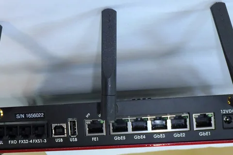 When to Use a Wi-Fi Extender vs Mesh Network