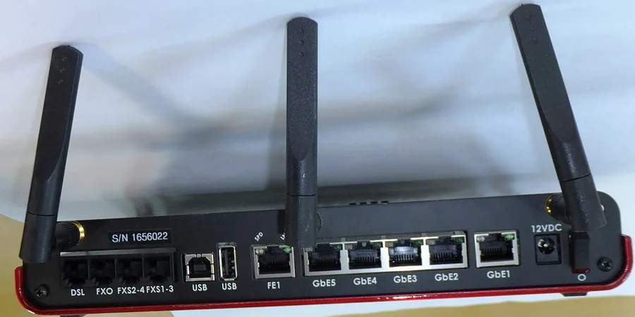 When to Use a Wi-Fi Extender vs Mesh Network